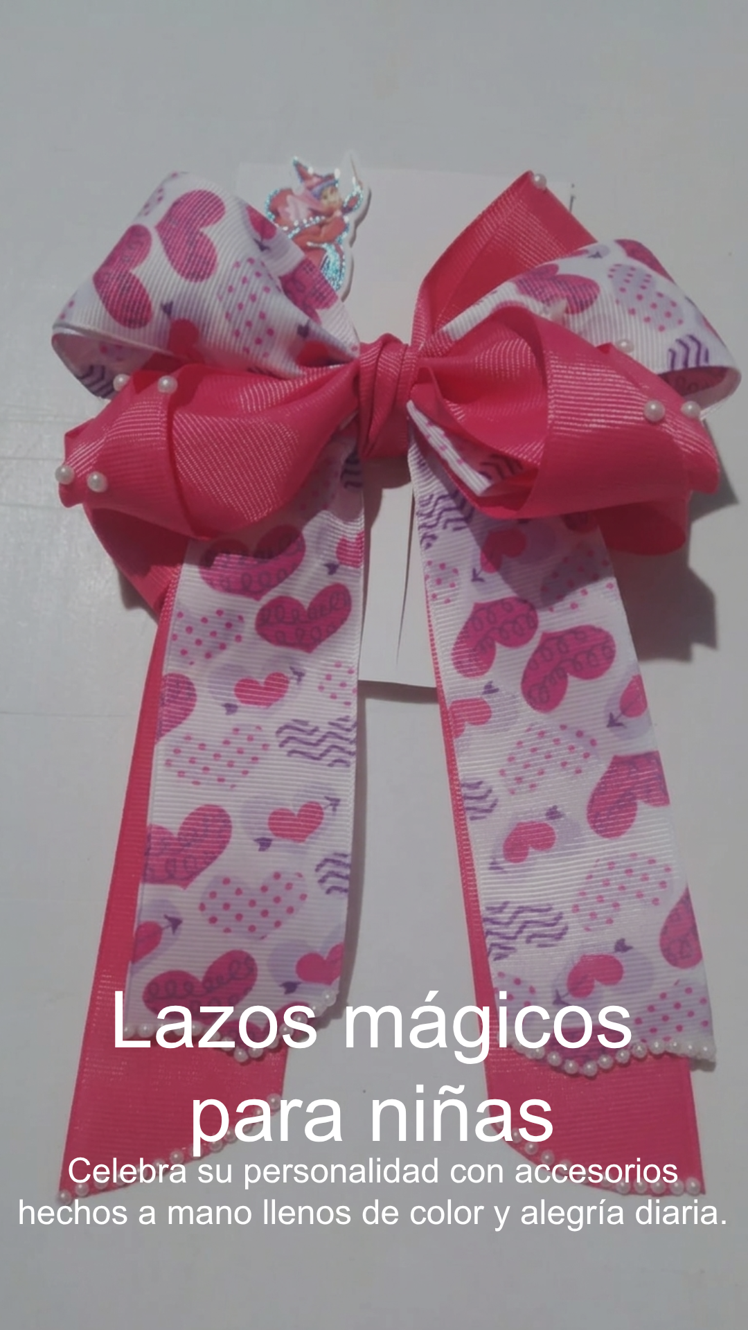 Lazo para Niña Rosa con Estampado de Corazones y Detalles de Perlas