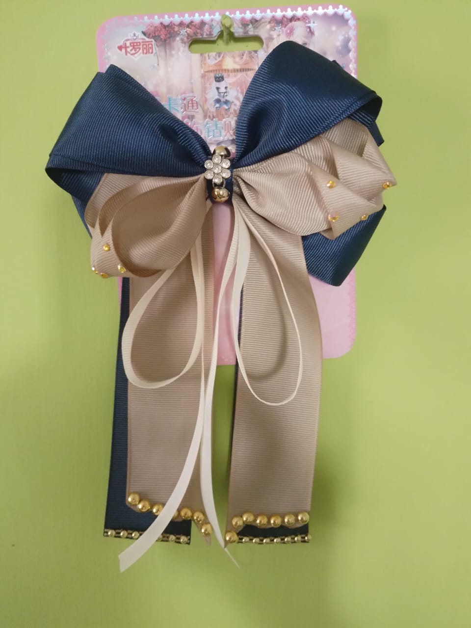 Lazo de Cabello de Capas en Azul Marino y Beige con Joya Floral y Detalles Dorados