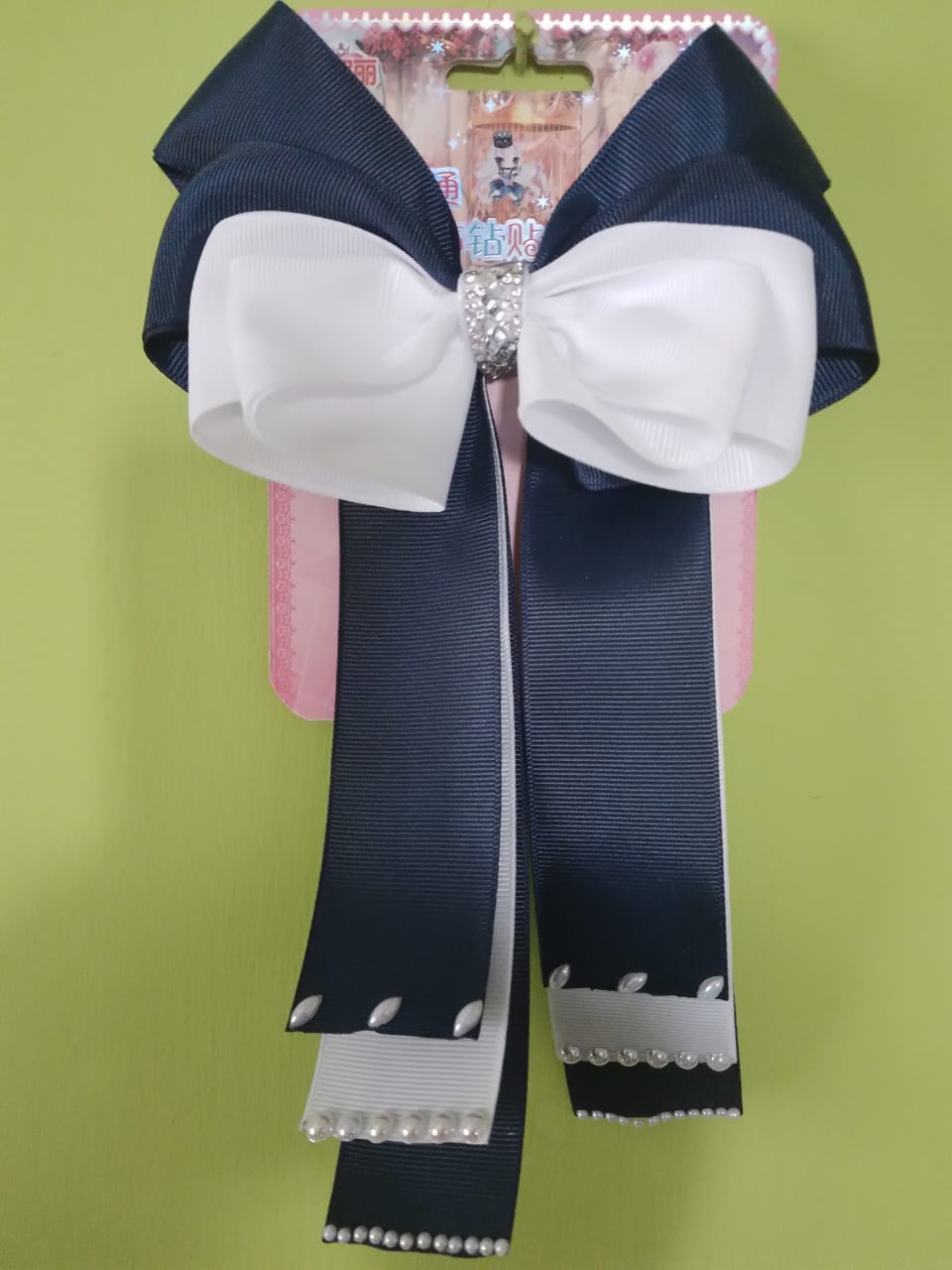 Elegante Lazo de Pelo Marino y Blanco con Centro de Joyas y Detalles de Perlas